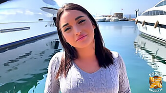 A Garota Italiana Sarah, De 18 Anos, É Muito Sexy E Safada